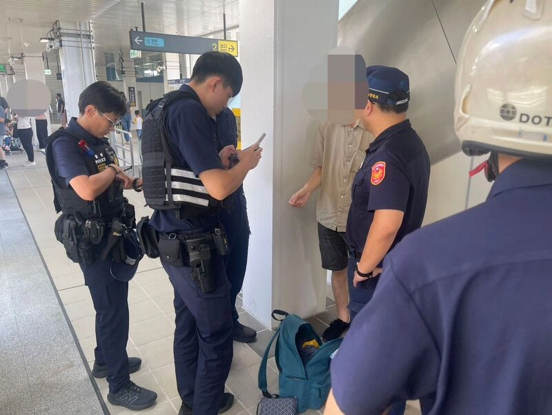 新北捷運三鶯線列車乘客口角亮刀　男子遭壓制送辦