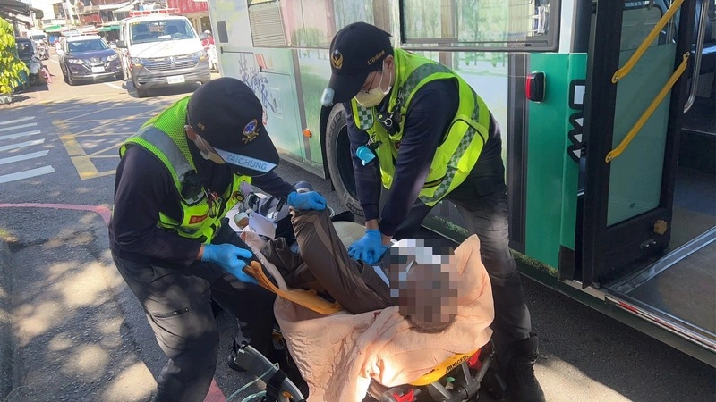 台中1長者遇公車煞車摔倒　昏迷送醫