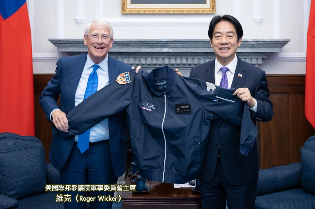 賴清德接見美參院軍委會主席維克！盼台美國防「規劃、設計、生產、製造」密切合作...贈這件夾克別有巧思