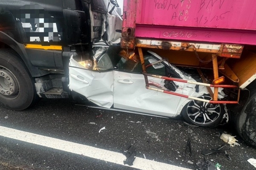 國1南向路竹路段3車追撞　小客車駕駛傷重身亡