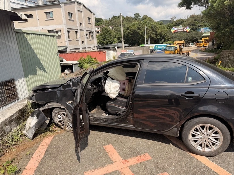 苗栗通緝犯駕車遇警加速逃　彎道自撞護欄藏毒遭逮