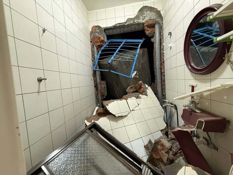 新店搶災便道坍落　混凝土塊撞破民宅牆