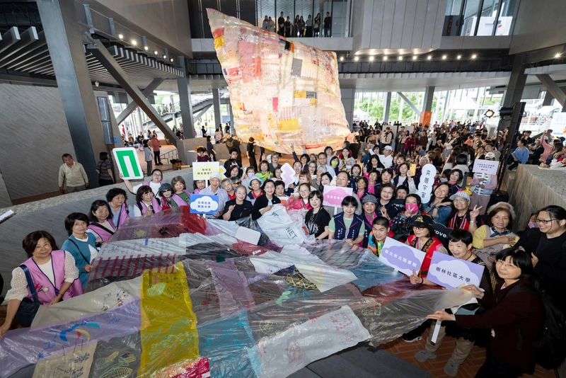 新北美術館週年　8百人回收塑膠共創太陽能飛行裝置