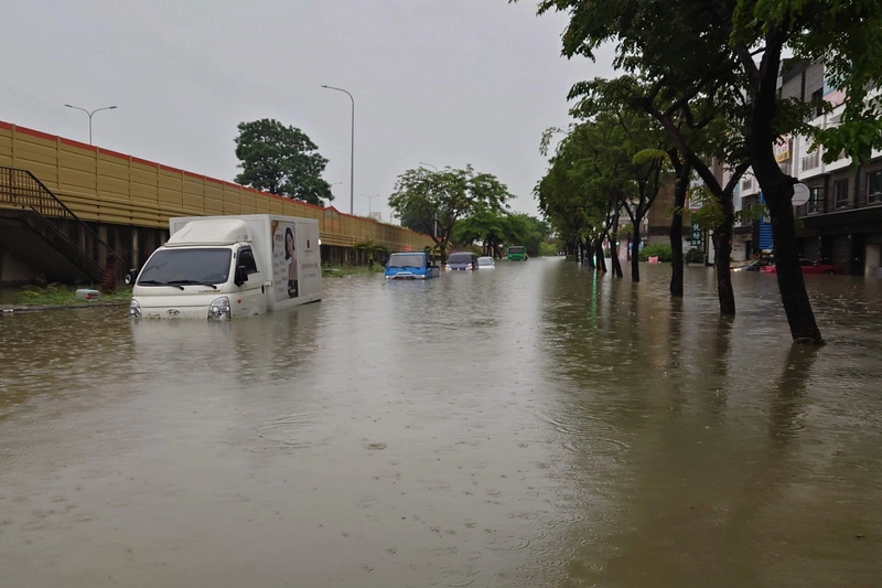 台南整晚下雨多處積淹水　仁德交流道交通受阻