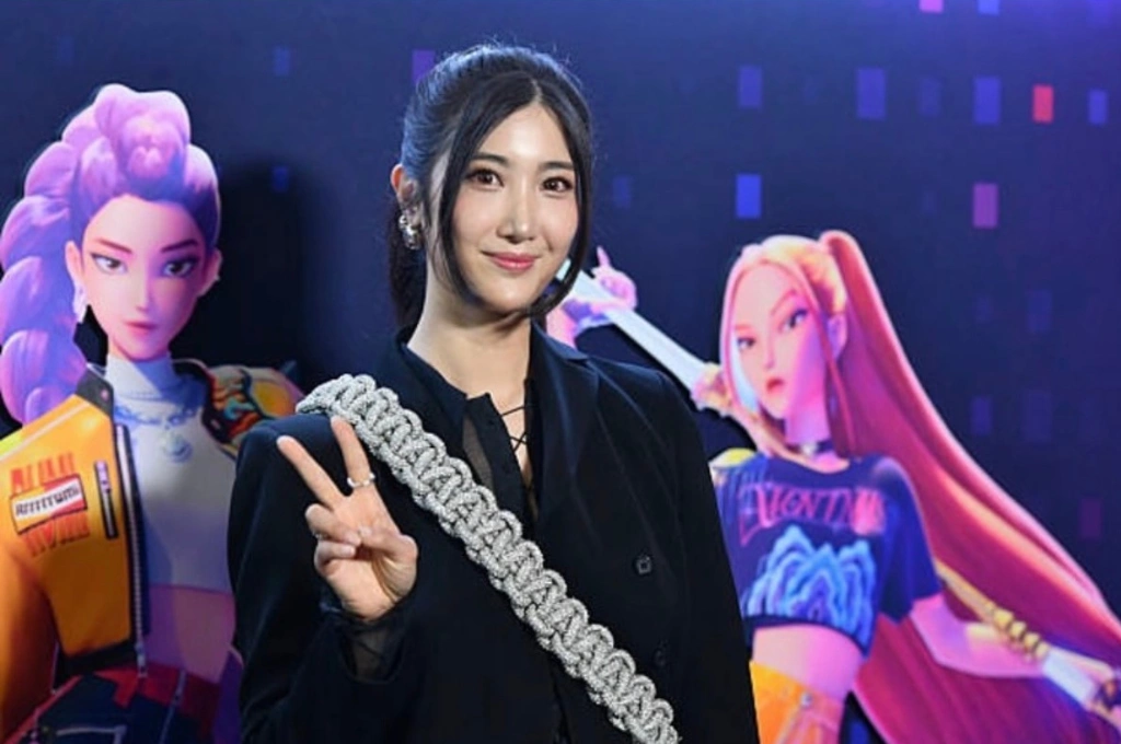 《Kpop 獵魔女團》奪金球獎兩大獎！靈魂歌姬EJAE是誰？10年練習生無緣出道、被嫌聲音不夠好 把「被拒絕的人生」唱成世界級金曲