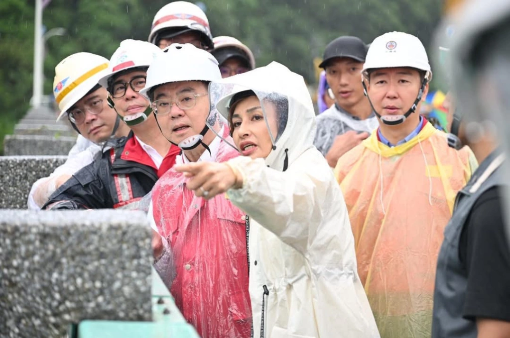 7年前舊照遭移花接木抹黑！邱議瑩痛批網軍落井下石無助救援 「風災以來皆在第一線救援」籲勿轉傳謠言：「越是艱難，我們越是團結」