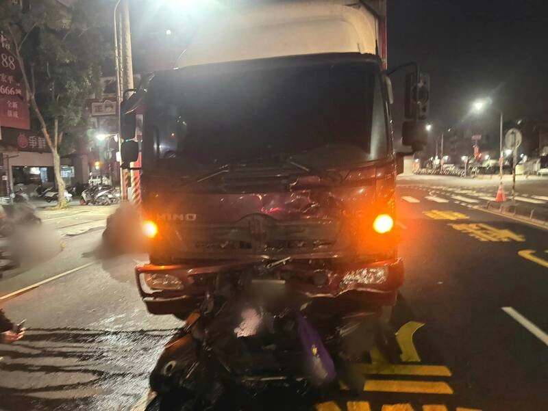 高雄小港機車騎士疑闖紅燈　遭大貨車撞上不治
