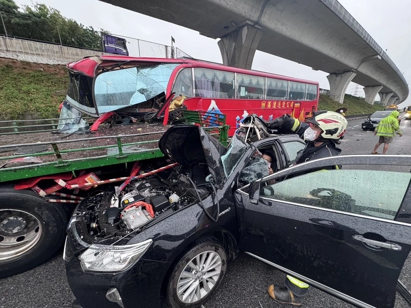 林口車禍國1北上雨中連環撞　30傷8送醫5車道受阻