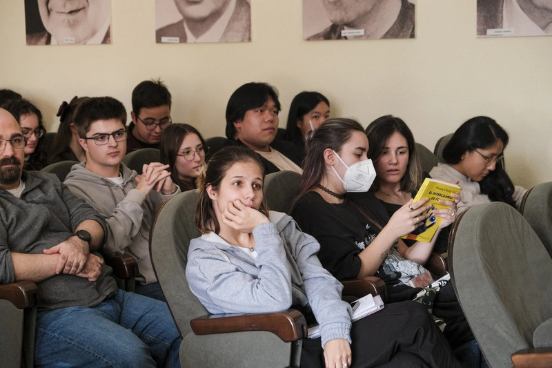 黃崇凱「新寶島」西譯本新書講座  學子認真聆聽