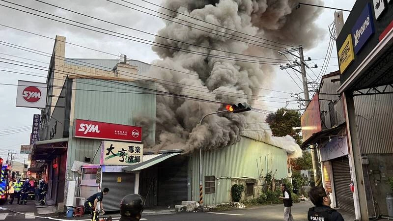 台中太平住宅火警波及機車行　1人送醫