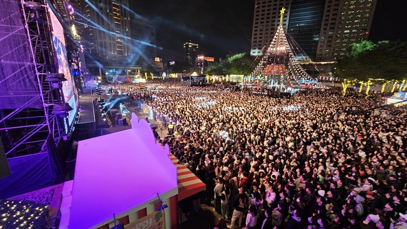 新北歡樂耶誕城演唱會　歌迷擠爆市民廣場