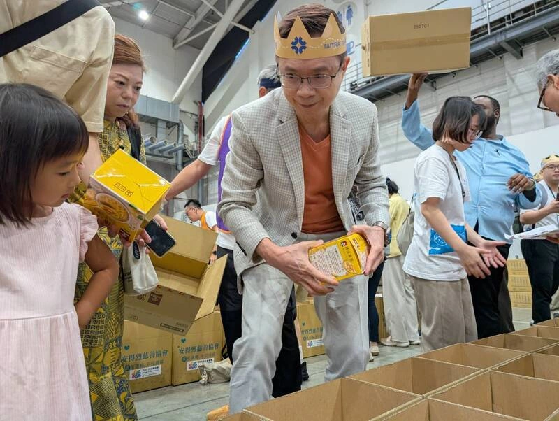 貿協攜安得烈辦童樂會　400人包食物箱送弱勢家庭