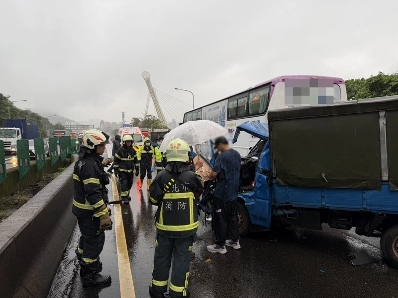 國1汐止段小貨車追撞客運　貨車駕駛送醫不治
