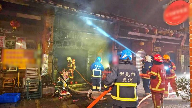 新北深坑八里住宅火警燒3房舍  消防撲滅無傷亡