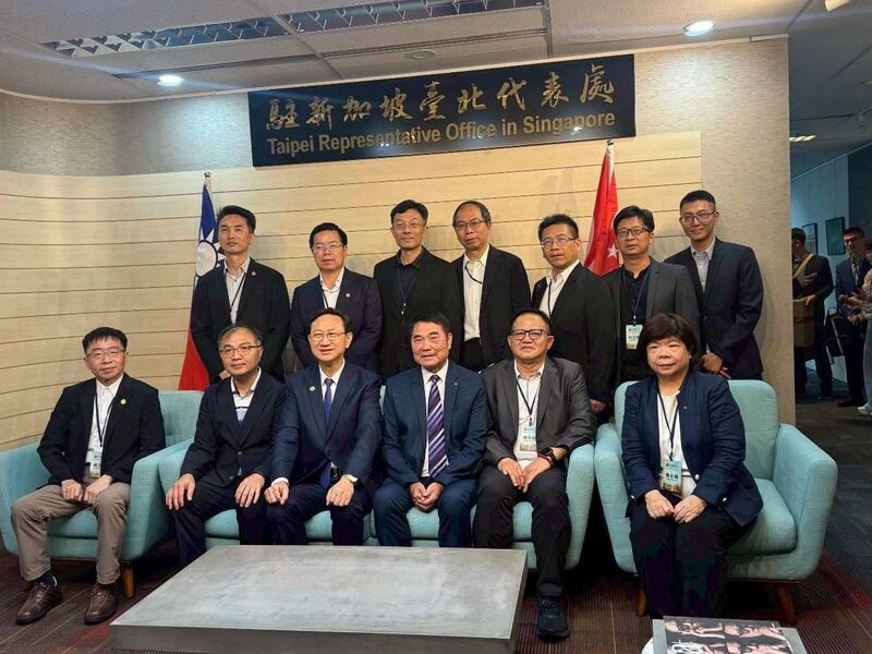 率團考察新加坡經貿建設　鍾東錦擬推中台灣觀光