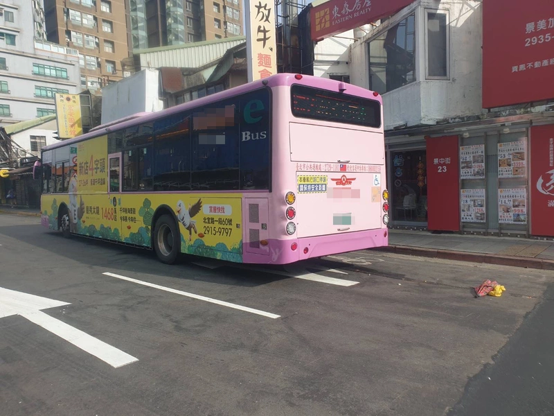 北市文山區公車碰撞行人　婦受困車底身亡