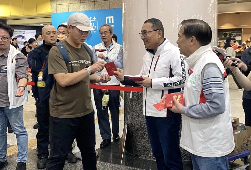 侯友宜慰勞台鐵高鐵春節疏運人員　發送福袋賀年