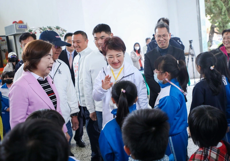 盧秀燕視察大甲國小　宣布推動「台中尚泳計畫」