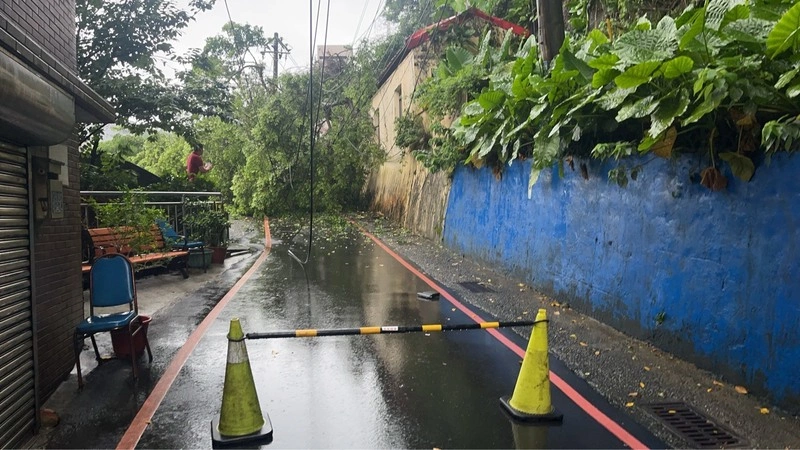 疑因連日大雨　基隆市通明街邊坡再度崩塌