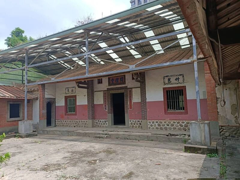 城市內的客家古厝　竹北東平問禮堂木作匠師鑿修老屋