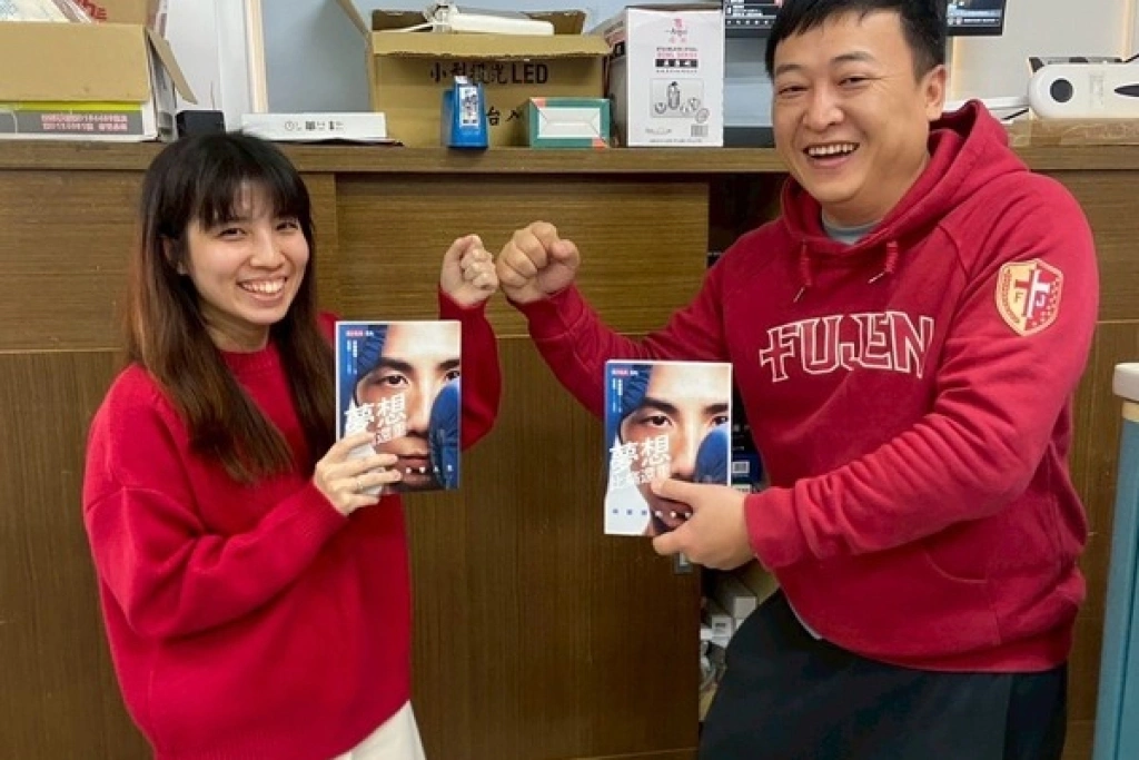 蔡明宗與白天鵝捐林郁婷新書　馬祖學生每人1本