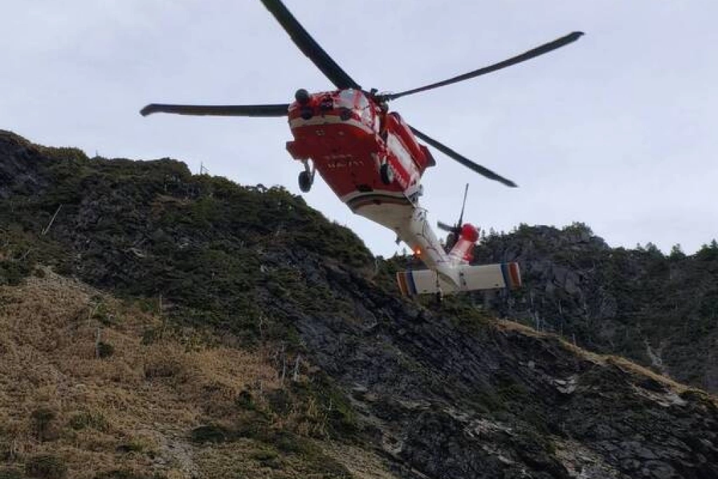 花蓮空勤出動黑鷹直升機　救援南湖山屋登山客