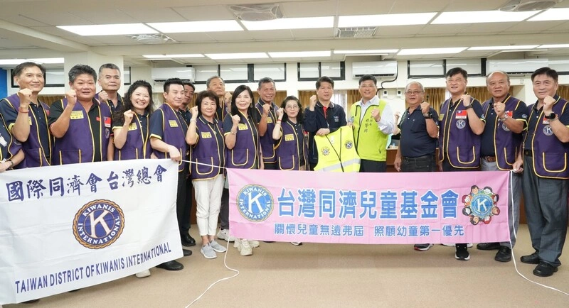 國際同濟會澎湖獻愛心　捐贈導護背心與社福金
