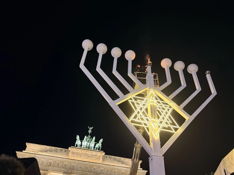 柏林布蘭登堡門前點亮光明節燭火