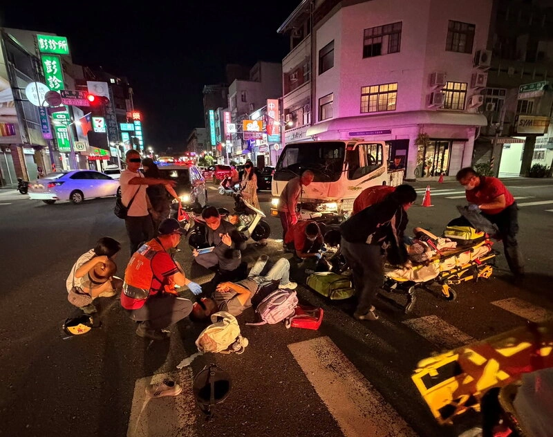 嘉市機車騎士載3童與貨車碰撞　1女童一度命危