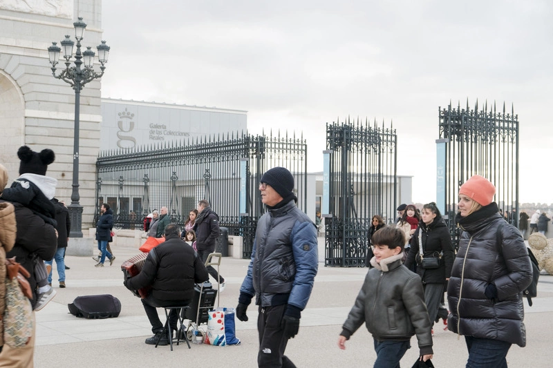 西班牙皇家收藏藝廊博物館入口處遊客盛況