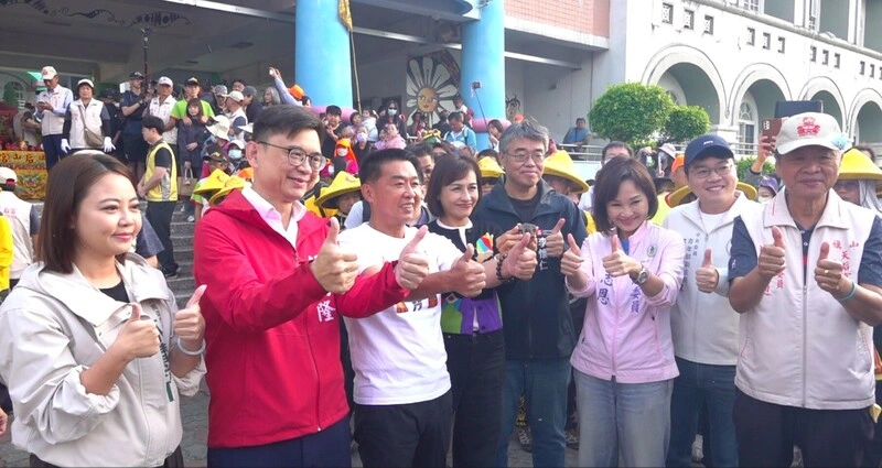 「粉紅超跑」與旗山媽祖聯合遶境　藍綠民代到場