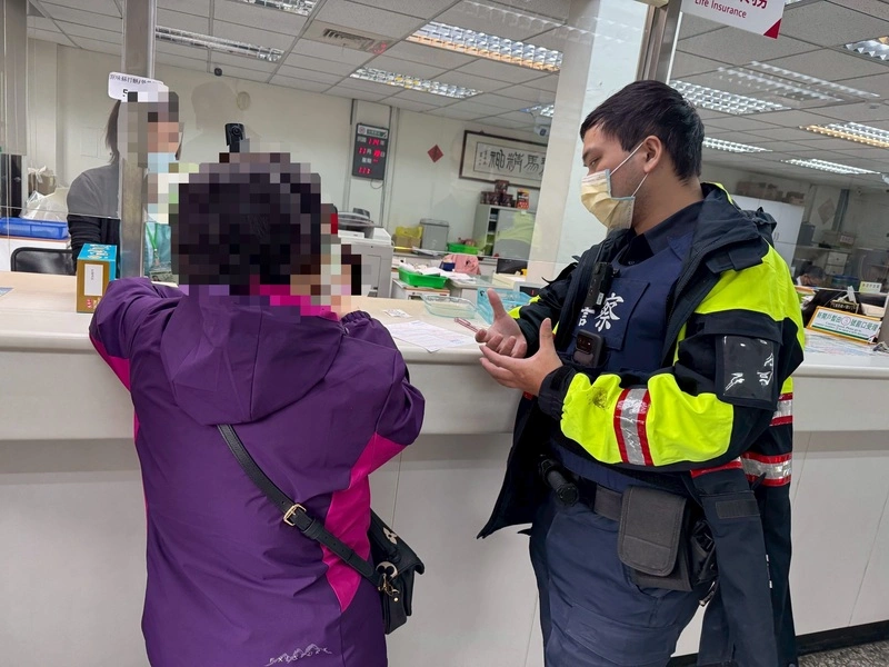 台中女子網購玉鐲遇詐  警方勸阻匯款免失金5萬