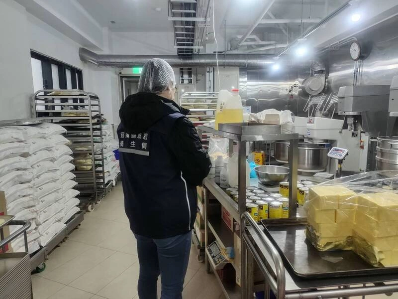 網指宜蘭名店餅中有塑膠膜　衛生局令下架同批產品