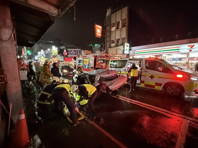 宜蘭市賓士車追撞多輛汽機車　1人命危3人受傷