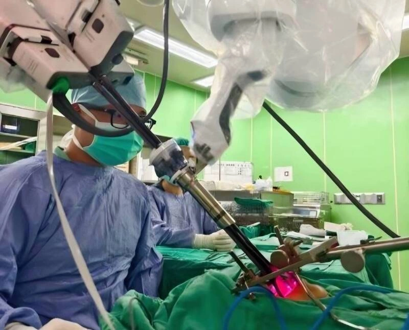 單孔達文西進行內外複合喉保留手術