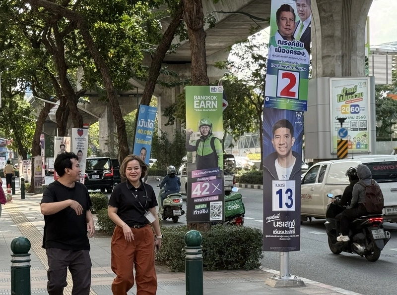 泰國街頭可見多個候選人看板旗幟