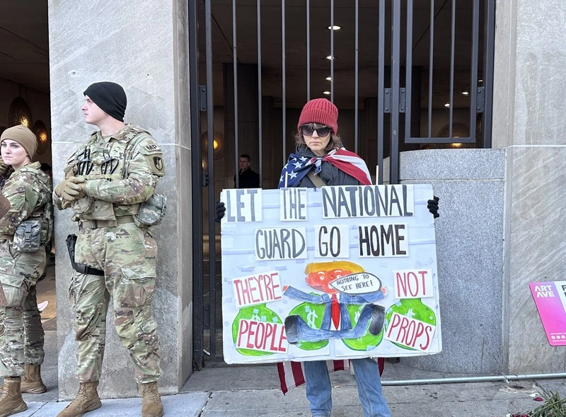 華府國民兵遇襲身亡　美民眾舉「讓國民兵回家」標語