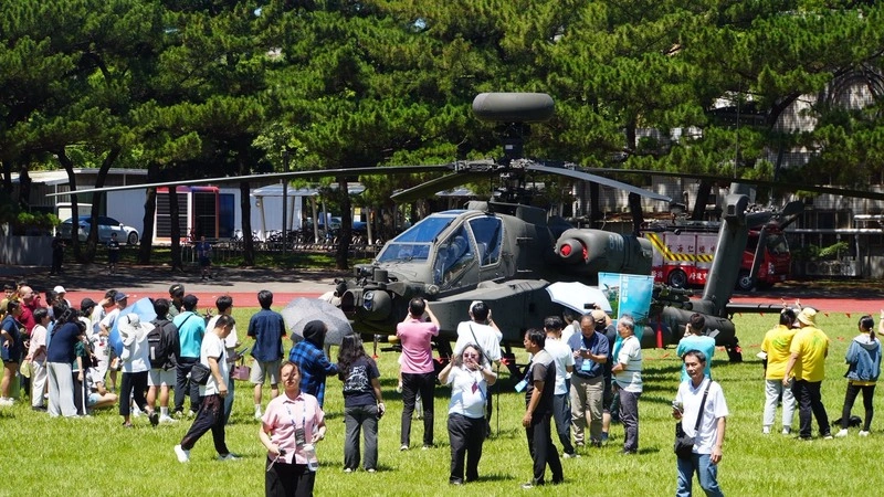 陸軍阿帕契、黑鷹直升機降落中央大學　吸引學生圍觀