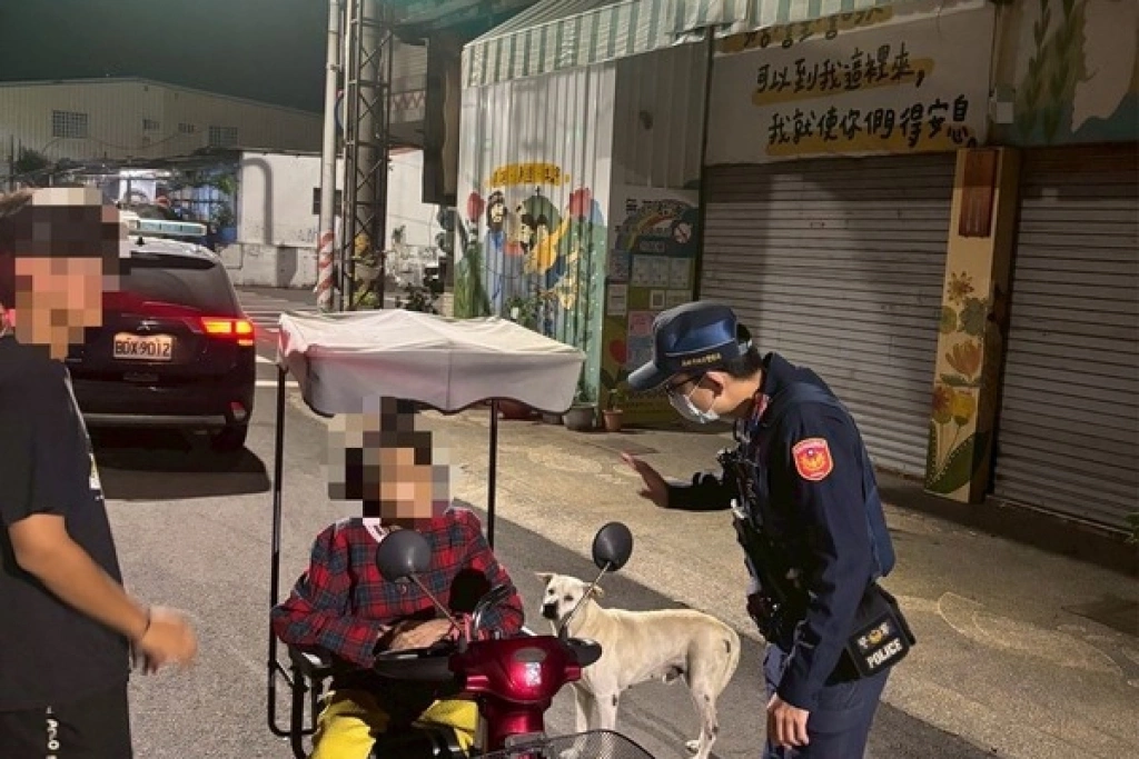 高雄8旬婦深夜迷途　忠犬引導警車成功返家