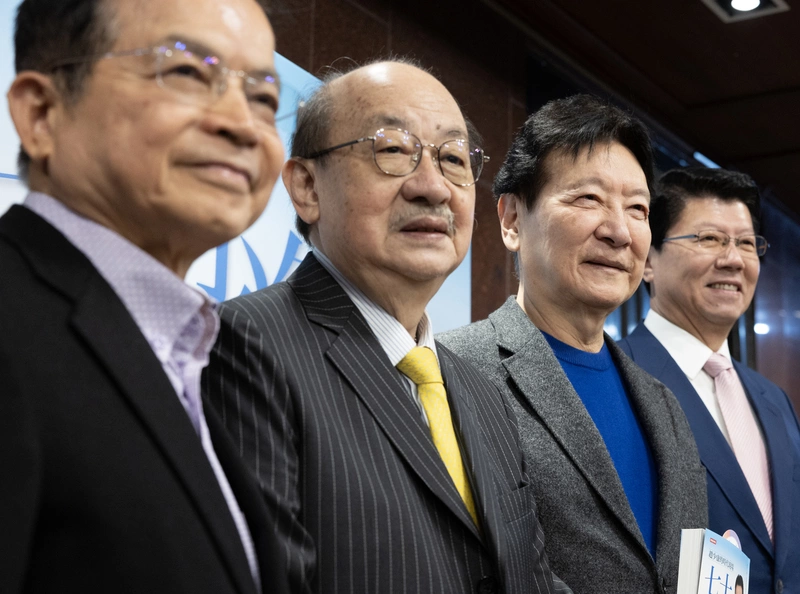 趙少康、柯建銘、謝龍介、賴士葆合影留念