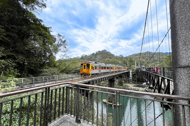 台鐵平溪線慢遊山城秘境　追瀑懷舊天燈祈福夯