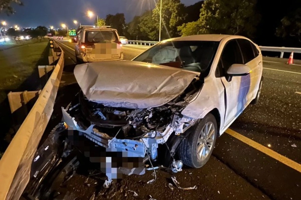 國5雪隧南下出口3車碰撞　一度回堵