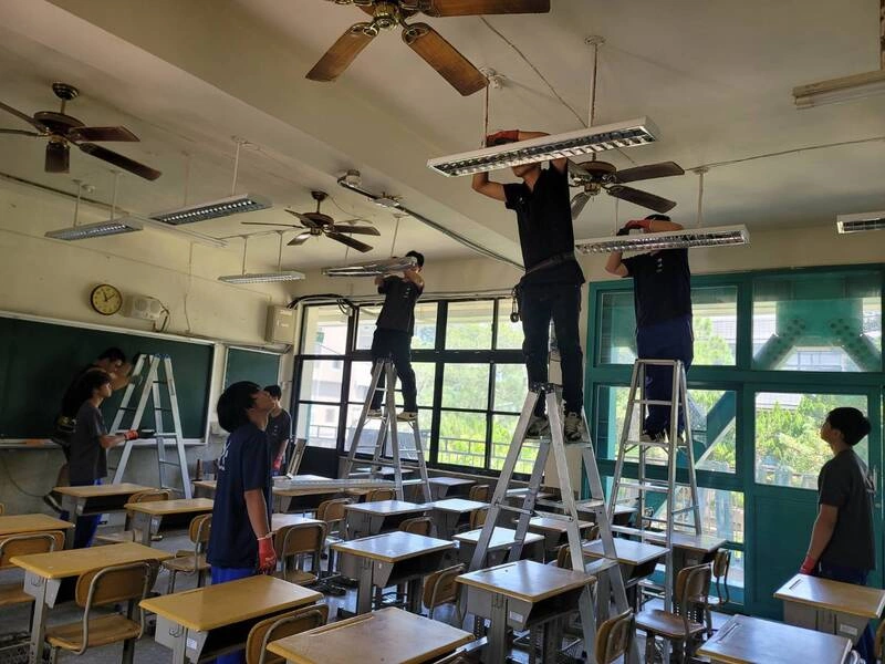 大湖農工建教班攜手公益修繕燈具　點亮3校園
