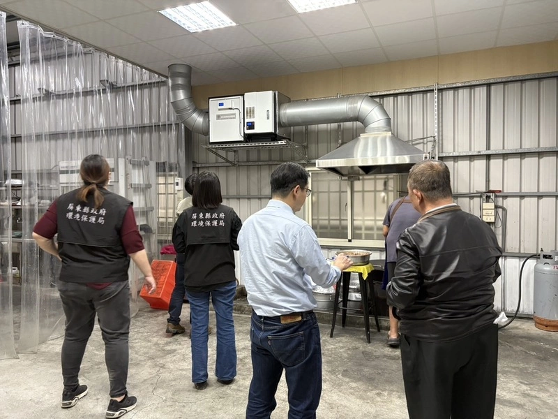 屏東環保局輔導餐飲業者　改善油煙防制設備