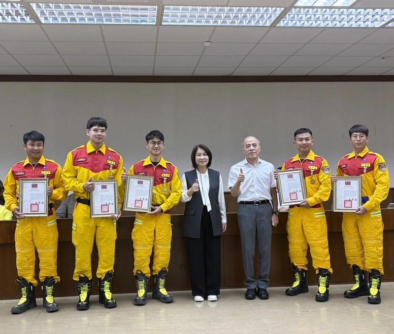 屏東特搜馳援花蓮洪災　5人獲頒行政院三等功績獎章