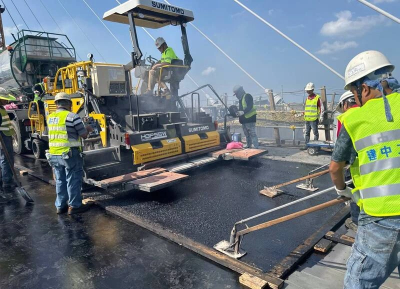 淡江大橋瀝青混凝土鋪面作業年底完成