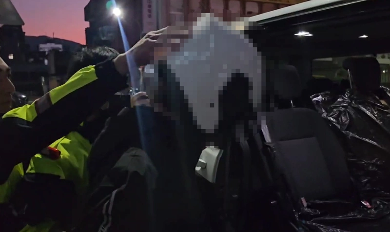 金山男持雙刀攔車戒護送醫　出院後移送檢方