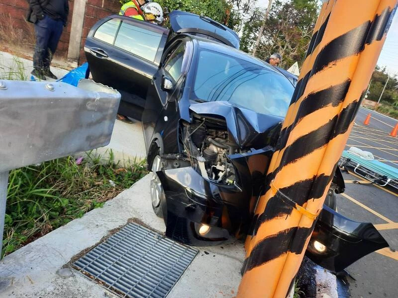 小客車苗栗自撞電桿　1家4口送醫救治