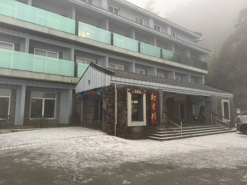 合歡山連降2波冰霰如白色糖霜　遊客欣喜拍照