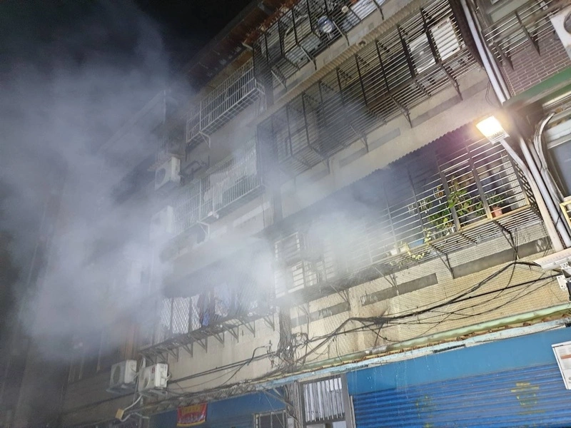 台北市公寓火警　3人送醫、已撲滅